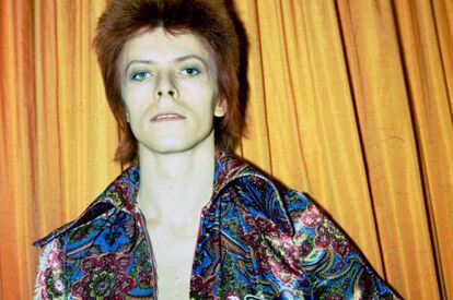 "Me interesaba cuando David Bowie [en la imagen] era un chico de suburbio de clase media buscando su identidad", dice Simon Reynolds de David Bowie en su libro.