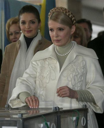 La primera ministra y candidata a la presidencia de Ucrania, Yulia Tomoshenko, deposita su voto en un colegio electoral de su ciudad natal, Dnipropetrovsk. Timoshenko ha acudido al colegio electoral acompañada por su marido, Alexandre, y su hija Victoria (en la imagen, en segundo término).