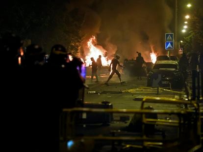 Nanterre (France), 29/06/2023.- Protesters clash with French riot police in Nanterre, near Paris, France, 29 June 2023. Violence broke out after police fatally shot a 17-year-old during a traffic stop in Nanterre on 27 June 2023. According to the French interior minister, 31 people were arrested with 2,000 officers being deployed to prevent further violence. (Protestas, Disturbios, Francia) EFE/EPA/YOAN VALAT
