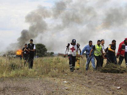 El equipo de rescate evacúa a las víctimas del accidente de Durango.