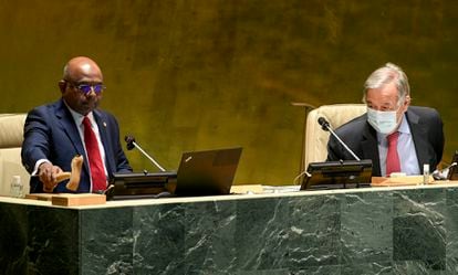António Guterres contempla cómo el nuevo presidente de la Asamblea General de la ONU marca el inicio de las sesiones, este martes en Nueva York.