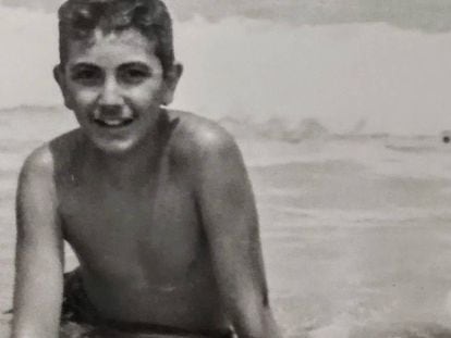 Ramón Buenaventura, con 13 años, en una playa de Tánger.