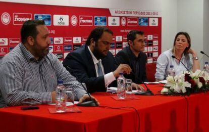 Ernesto Valverde, junto al presidente del Olympiacos Vangelis Marinakis, durante la rueda de prensa