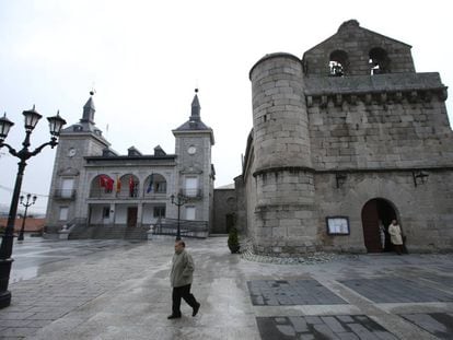 Fachada del Ayuntamiento de Alpedrete y la iglesia de la localidad madrile&ntilde;a.