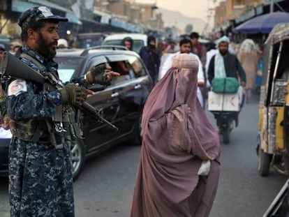 Una mujer camina por una calle del centro de Kandahar.