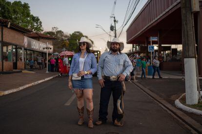 Felipe Huber y Karine Hubner, un matrimonio de agricultores de la ciudad de Juína, en el interior de Mato Grosso.