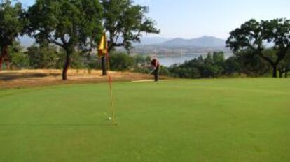 Campo de golf de Parraluz, junto al embalse de Borbollón.