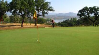 Campo de golf de Parraluz, junto al embalse de Borboll&oacute;n. 