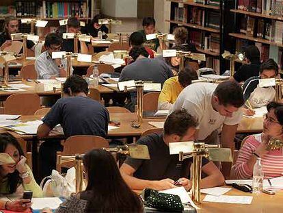 Estudiantes preparan los exámenes de septiembre en la biblioteca de la Facultad de Geografía e Historia de la Universidad Complutense.