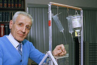El doctor Jack Kevorkian, en 1991, junto al dispositivo que diseñó para ayudar a morir a sus pacientes.