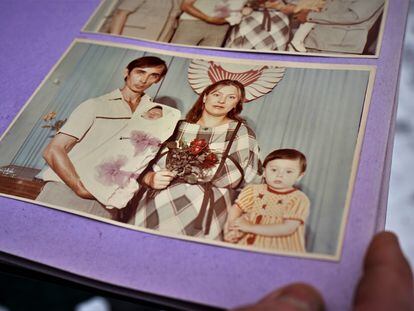 Sergii Mikolaiovich muestra una foto en la que aparece junto a su mujer, que murió el pasado 19 de julio al pisar una mina, y sus dos hijos, nacidos en 1986 y 1988.