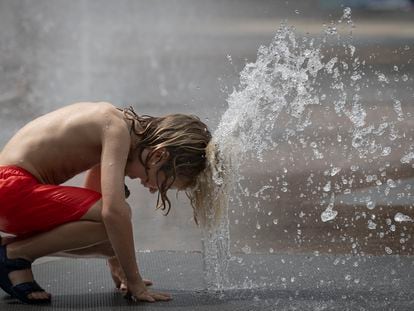 Un niño se refresca en una fuente de Pamplona este martes.