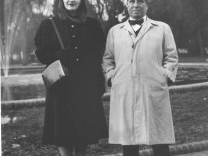 Ram&oacute;n G&oacute;mez de la Serna, y su esposa, Luisa Sefevich, en una imagen sin datar en Buenos Aires, donde residi&oacute; los &uacute;ltimos a&ntilde;os de su vida.