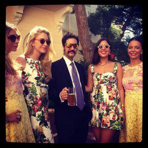 Julio Mario Santo Domingo III con las mejores amigas de la novia, durante el enlace en los jardines del palacio monegasco.