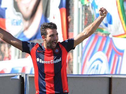 Mart&iacute;n Cauteruccio celebra el primer gol de San Lorenzo en el cl&aacute;sico ante Hurac&aacute;n
