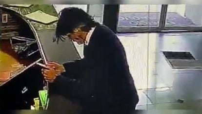 Hernán Roberto Franco tras ser atacado en el Parque de la 93, Bogotá, el 21 de febrero 2024, visto en cámaras de seguridad.