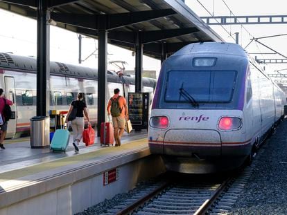 Renfe-Operadora Train In Malaga GRANADA, SPAIN - OCTOBER 6: Passengers are walking to a Renfe série S-104 train on October 6, 2023 in Granada, Spain. Renfe (Red nacional de los ferrocarriles españoles) designates the national operating company of the Spanish railways. The S-104 is a high-speed train built by Alstom and CAF (Construcciones y Auxiliar de Ferrocarriles) and operated by Renfe in Spain for short, high-speed journeys (Photo by Thierry Monasse/Getty Images)
