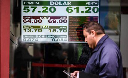 Una pizarra muestra la cotización del dólar en una casa de cambio de divisas en el centro de Buenos Aires.