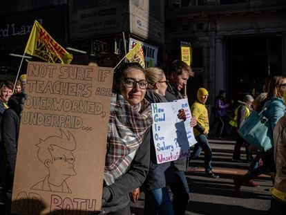 Una manifestante protesta con un meme en una marcha por los derechos de los maestros en Glasgow, Escocia, en 2018.