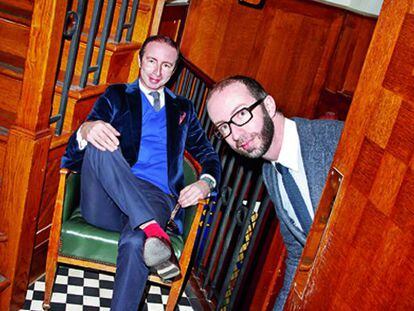 Howard y Austin en las escaleras de otro lugar mítico del 'glamour' londinense: el restaurante The Ivy.