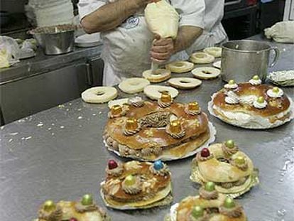 Mariano Herrera confecciona un rosco en la pastelería Valle Olid.