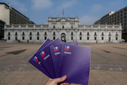 Cuatro libros sobre la nueva propuesta constitucional de Chile, en La Moneda, Santiago, el martes.