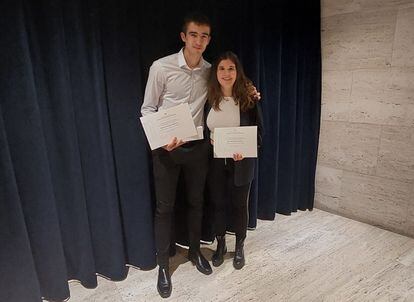 Ramon Bernadas y Marta Bernadet, recibiendo el premio extraordinario por su nota en Selectividad.