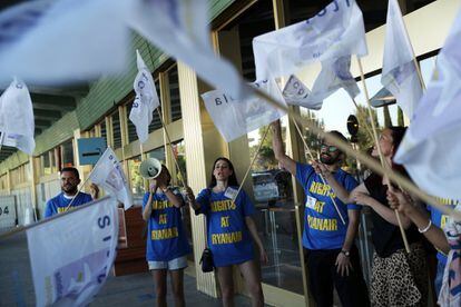 Trabajadores de Ryanair se manifiestan en la entrada del aeropuerto de Barajas en Madrid.