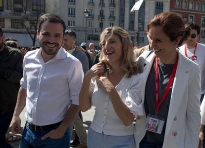 La vicepresidenta segunda y ministra de Trabajo y Economía Social, Yolanda Díaz (en el centro), junto al ministro Alberto Garzón y la líder de Más Madrid, Mónica García.