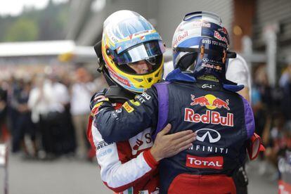 Alonso abraza a Vettel tras la carrera.