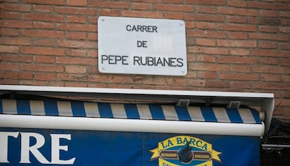 Placa del carrer dedicat a Pepe Rubianes.