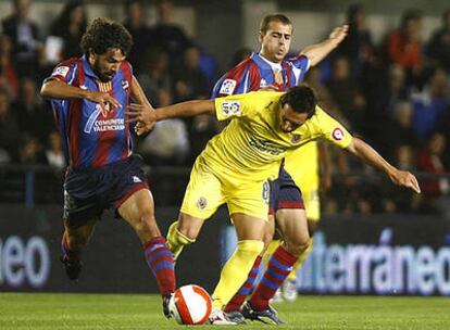 Cazorla pelea un balón con el centrocampista italiano Damiano Tommasi, jugador del Levante.