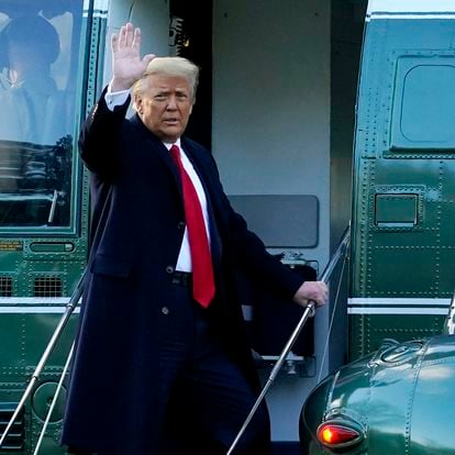 Donald Trump se despide de la presidencia desde la escalinata del helicóptero Marine One.