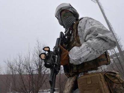 Militar ucraniano en puestos de combate, a las afueras de Avdiivka, Donetsk (Ucrania).