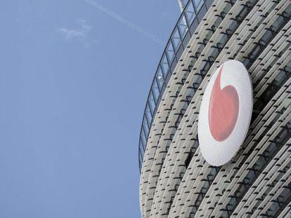 Detalle de la fachada de una sede de Vodafone.