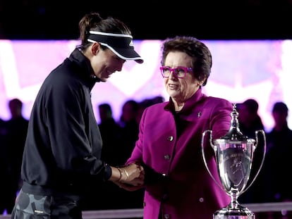 Billie Jean King felicita a Muguruza tras la victoria.