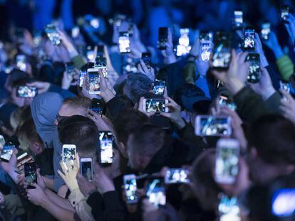 Uns espectadors aixequen els mòbils en un esdeveniment al Regne Unit.
