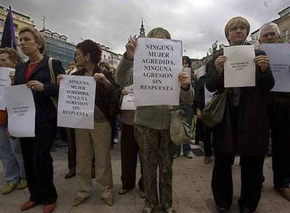 Protesta en Vitoria ayer por el asesinato de la mujer apuñalada por su marido el sábado.