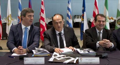 El presidente del CSD Miguel Cardenal, el presidente de la LFP Javier Tebas y el alcalde de Vigo, Abel Caballero, durante la Asamblea general extraordinaria de la LFP.  