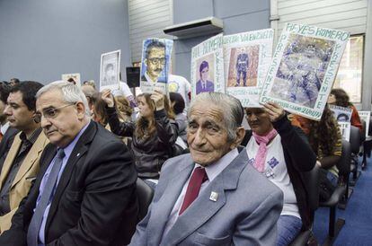 Asistentes a la primera audiencia del juicio en el Tribunal Oral en lo Criminal Federal de Tucumán.