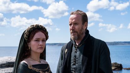 Olivia Cooke y Rhys Ifans en ' La casa del dragón', precuela de 'Juego de tronos' y uno de los contenidos estrella de HBO Max en el plano global para la próxima temporada.