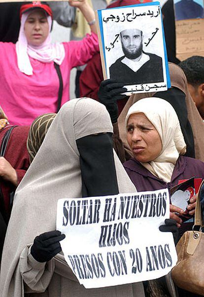 Familiares de presos se manifiestan en Rabat para pedir su liberación.