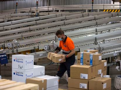 Un trabajador traslada cajas con vacunas en las instalaciones del Centro Logista Pharma, en 2021 en la Comunidad de Madrid.