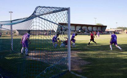 Un instante de un partido en el Campo de Fútbol Mariano Haro de Becerril de Campos.