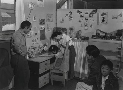 Las viviendas eran paupérrimas, solían llenarse de arena por el fuerte viento que soplaba y muchas familias estaban obligadas a compartirlas ante la falta de espacio. En la imagen, el dormitorio de los hijos de una de las familias que vivió en el Centro de Reubicación de Guerra de California, 'Manzanar', en 1943.