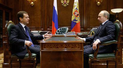 El presidente ruso, Dmitri Medvédev (izquierda), despacha con el primer ministro, Vladímir Putin.