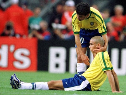 Ronaldo, en el suelo, consolado por su compañero Bebeto tras la final del Mundial 1998 en el Stade de France en París, que ganó Francia por 3-0.