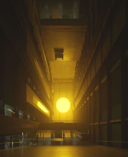 Instalación expuesta en la sala de turbinas de la Tate Modern londinense en 2003, una de las obras maestras de Olafur Eliasson.
