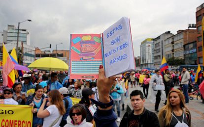 Cientos de maestros y alumnos participan en una marcha para reclamar mejores condiciones laborales en Bogotá (Colombia).
