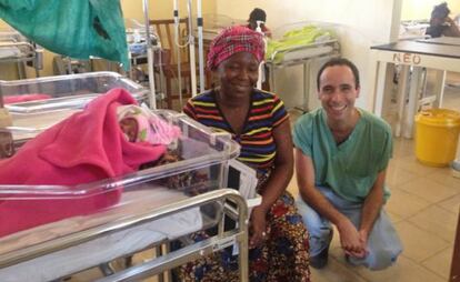 El doctor Black, con una paciente recuperada y su bebé.